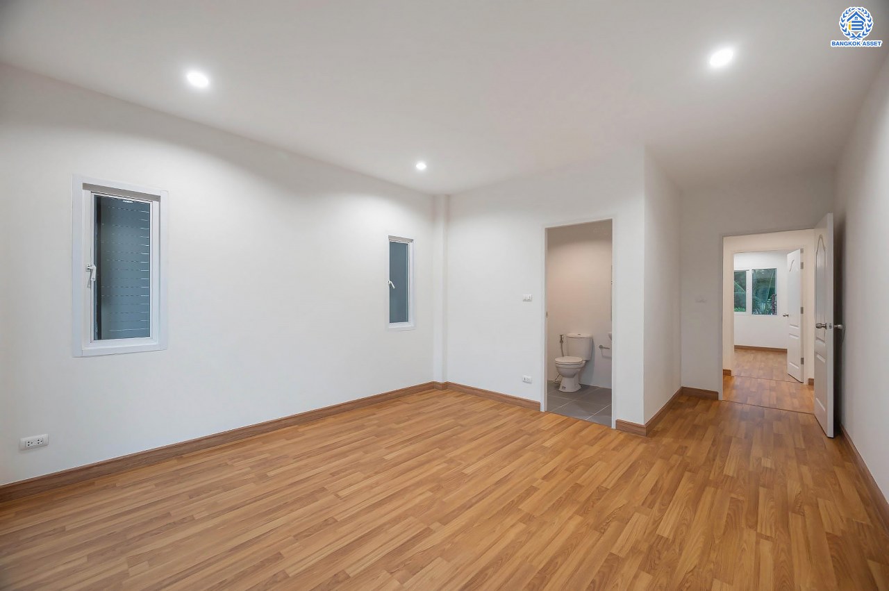 บ้านมือสองตกแต่งใหม่ โครงการ บุษราคัมรีเจนท์ ปิ่นเกล้า-บรมราชชนนี เนื้อที่ 54.20 ตร.ว. ฟังก์ชัน 3 ห้องนอน 3 ห้องน้ำ จอดรถได้ 2 คัน สภาพแวดล้อมดี เดินทางเข้าสู่เมืองได้สะดวกเชื่อมต่อ ถนนพุทธมณฑล สาย 2, ถนนบรมราชชนนี, ถนนกาญจนาภิเษก, ถนนศาลาธรรมสพน์ ใกล้เซ็นทรัลปิ่นเกล้า และ จุดขึ้นทางด่วน "ศรีรัช"...